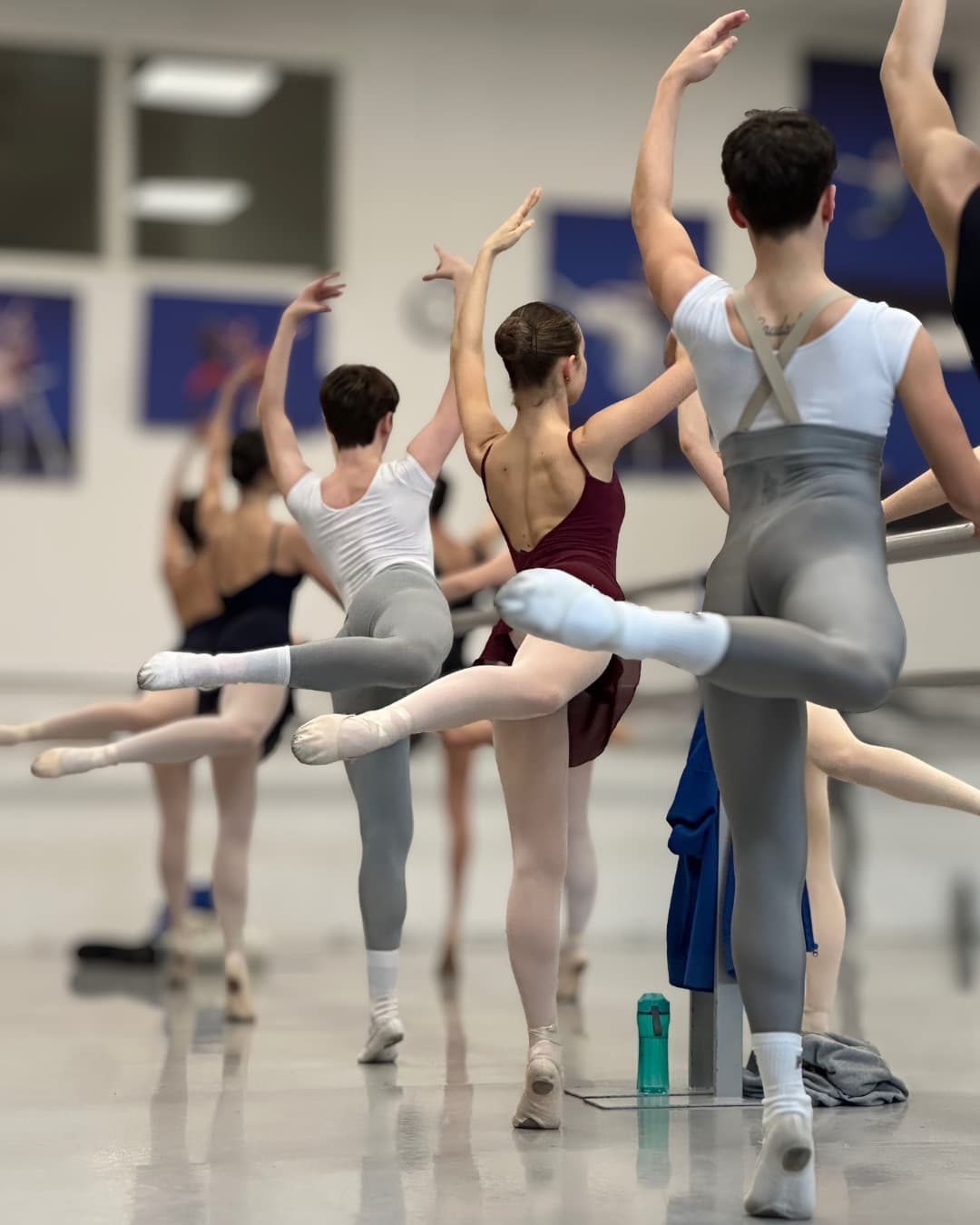 Danzatori alla sbarra durante una lezione