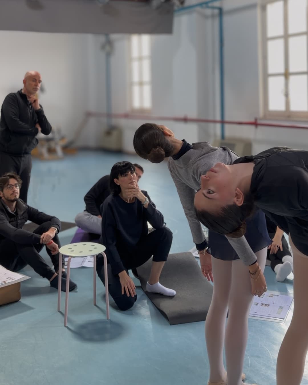 L'aula di FisioDanceClass: Chiara Sicuri spiega, una danzatrice esegue l'esercizio, i corsisti osservano e prendono appunti